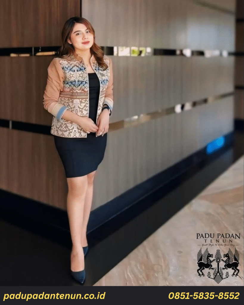 Blazer tenun wanita motif Sumba Timur